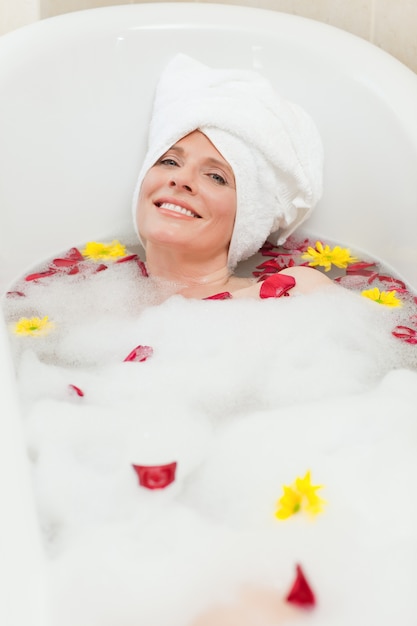 Photo femme détendue, prendre un bain relaxant avec une serviette sur la tête