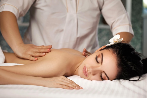 Femme détendue recevant un massage