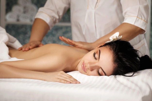 Femme détendue recevant un massage