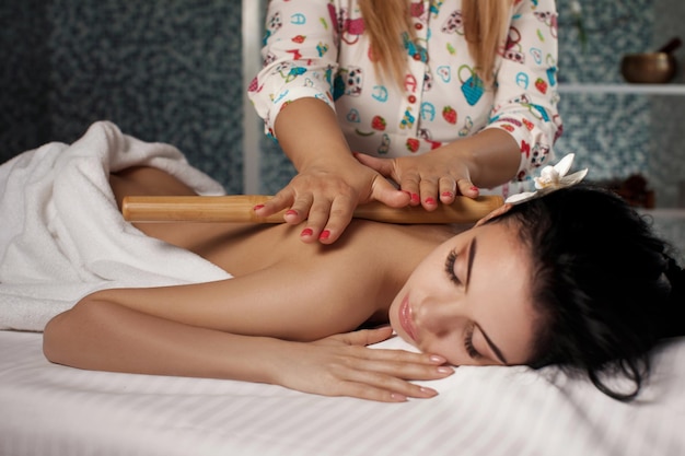 Femme détendue recevant un massage