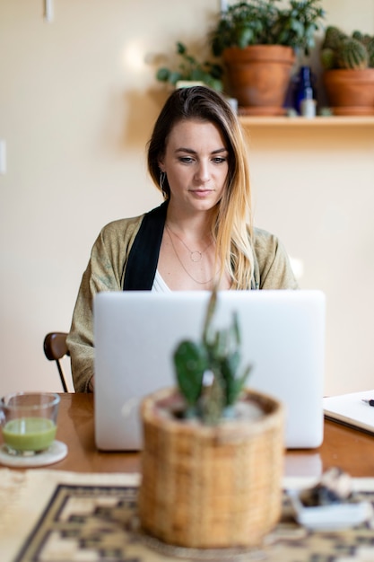 Femme détendue travaillant à domicile sur son ordinateur portable