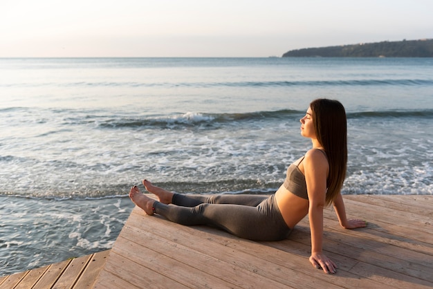 Photo femme de détente à côté de la plage