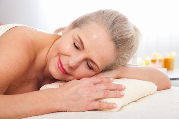 Femme de détente dans un lit spa paisiblement