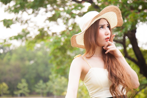 Femme de détente dans le parc pendant les vacances.