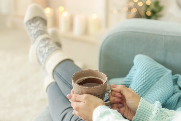 Femme détente à la maison en vacances d'hiver