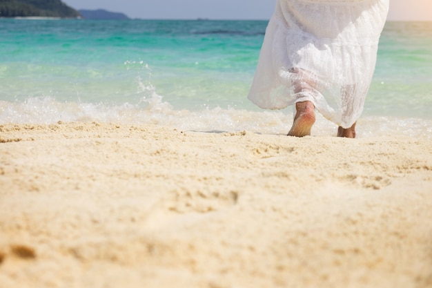 femme de détente à la plage