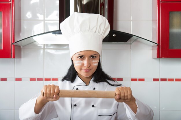 Femme déterminée dans la cuisine