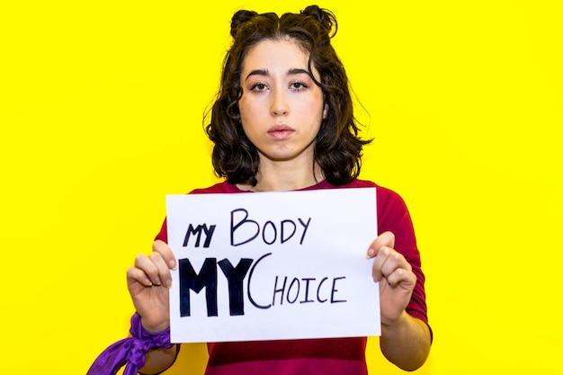 Photo une femme déterminée tenant mon corps mon signe de choix