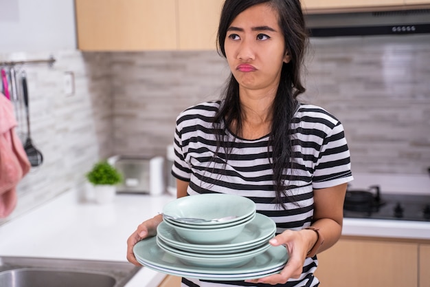 Une femme déteste laver le plat