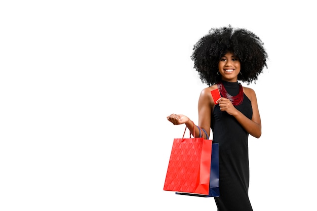 Femme détient une carte de débit et des sacs à provisions longue robe noire sur fond blanc