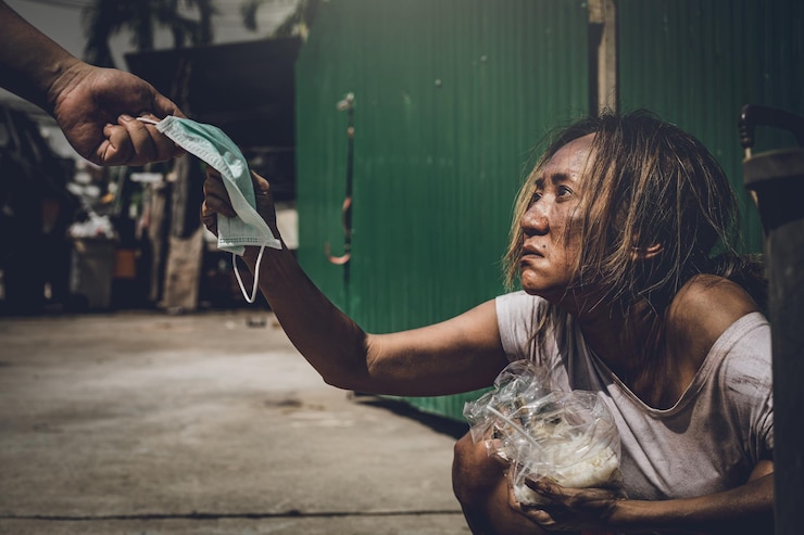 Photo une femme détournant le regard alors qu'elle est assise sur la table.