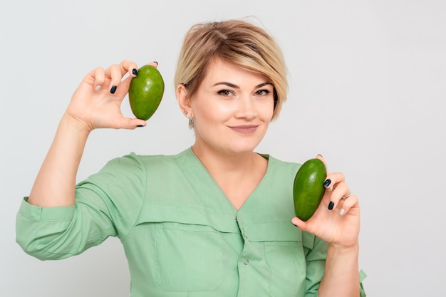 Femme avec deux avocats