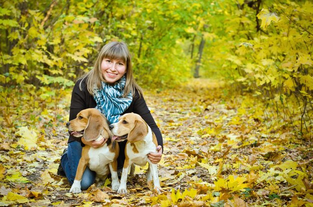 Femme avec deux beagles