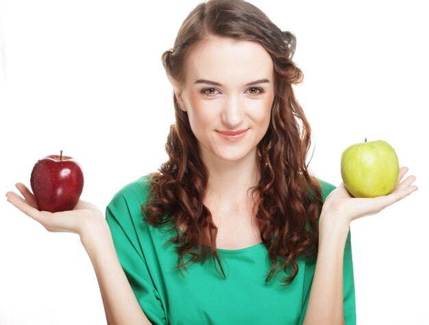 Femme avec deux pommes différentes