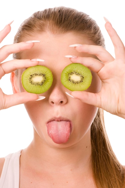 Femme avec deux tranches de kiwi tire la langue