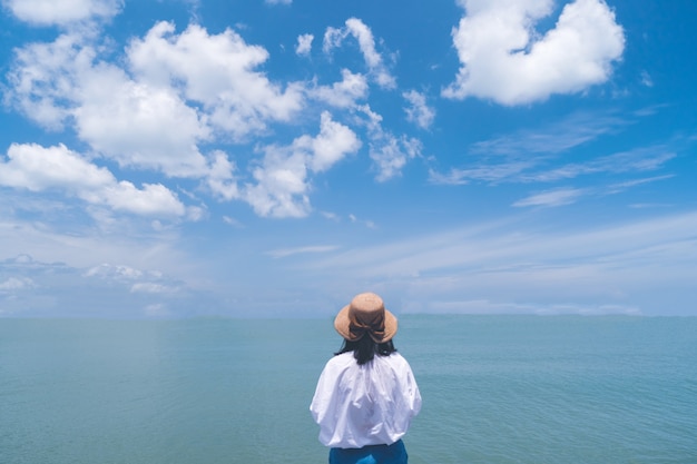 Femme devant la mer