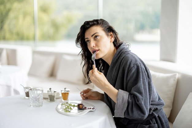 Une femme dîne au restaurant de cuisine hautaine