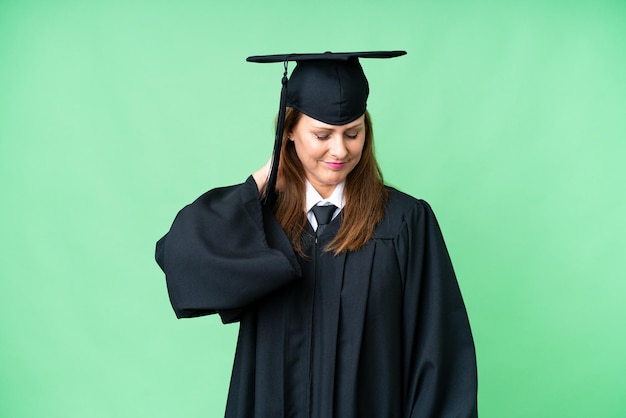 Femme diplômée de l'université d'âge moyen sur fond isolé avec des maux de cou