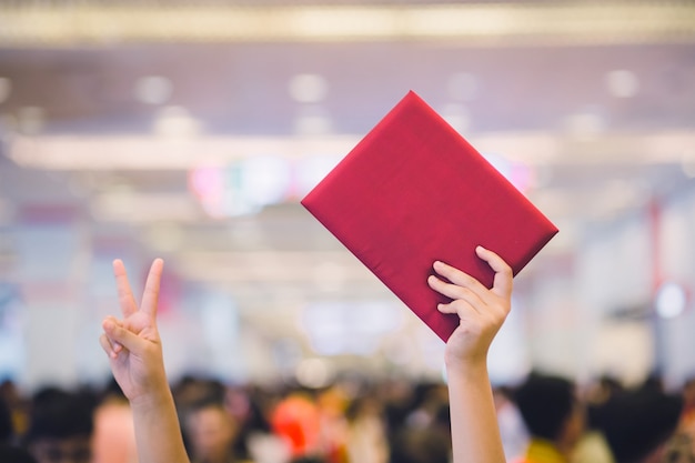 Femme diplômée vêtue d&#39;une robe de graduation