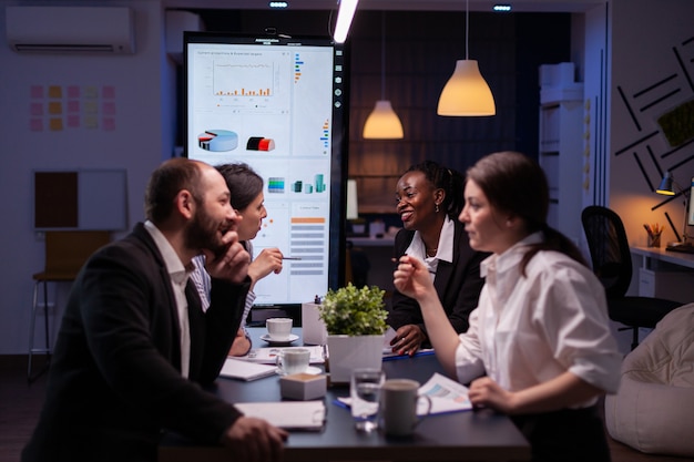 Femme directrice exécutive expliquant les statistiques de gestion travaillant à la stratégie de l'entreprise