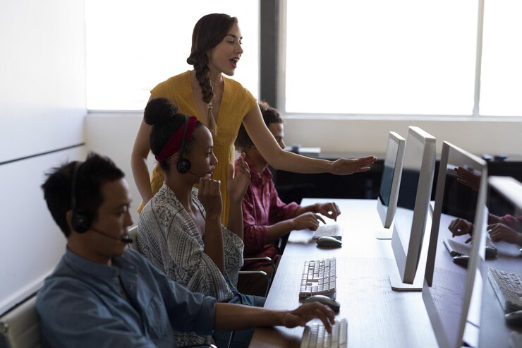 Photo une femme dirigeante discute sur un ordinateur personnel au bureau