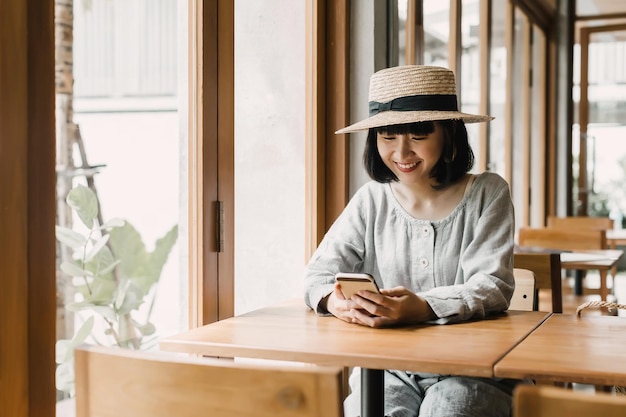 Femme discutant avec des amis sur son smartphone