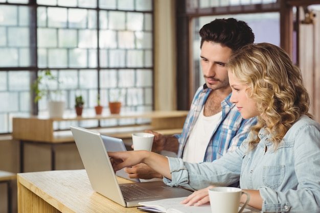 Femme discutant avec un collègue masculin au bureau