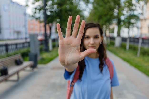 Femme a dit arrêtez-le Portrait flou d'une jeune femme regardant la caméra en tendant la main vers l'avant en disant pas assez