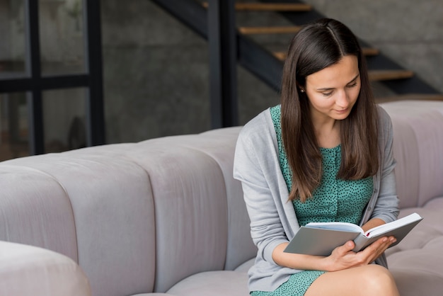 Femme, divan, lecture