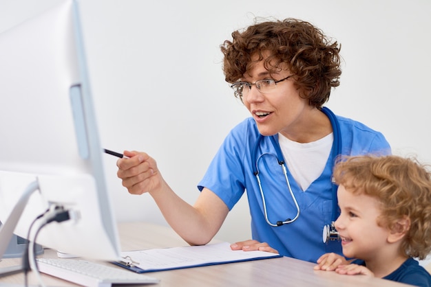 Femme, docteur, enfant, bureau