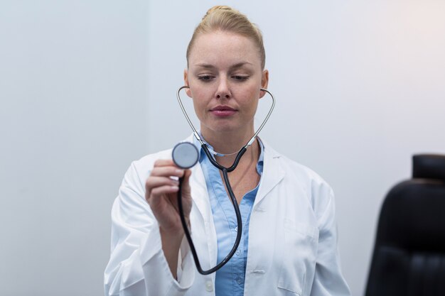 Femme, docteur, tenue, stéthoscope