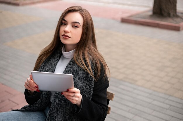 Femme avec des documents dans la rue