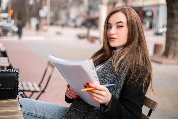 Femme avec des documents à l'extérieur