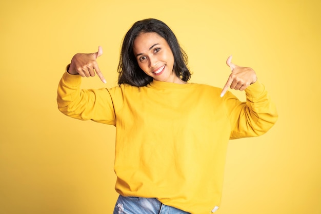 Femme avec le doigt pointant vers le bas geste de la main sur isolé