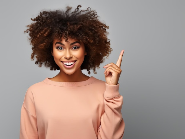 Une femme avec un doigt pointé vers la droite