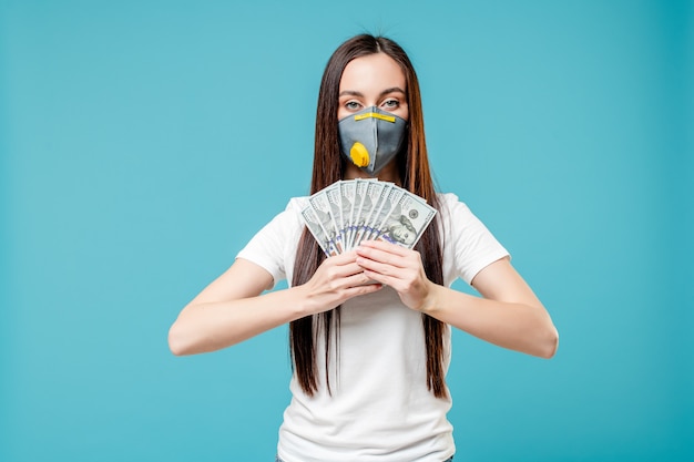 Femme, dollar, argent, Porter, respirateur, masque