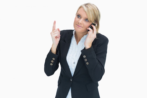 Femme donnant au téléphone