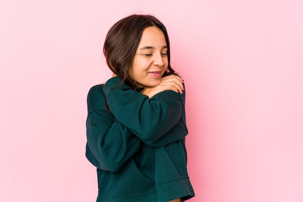 Femme donnant auto câlin en studio