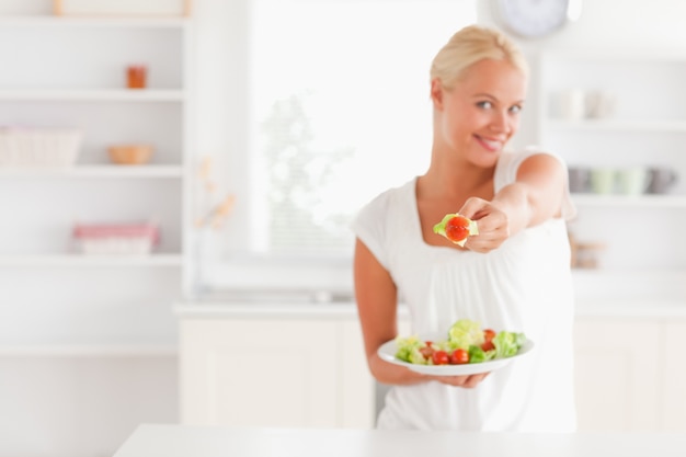 Femme donnant une tomate