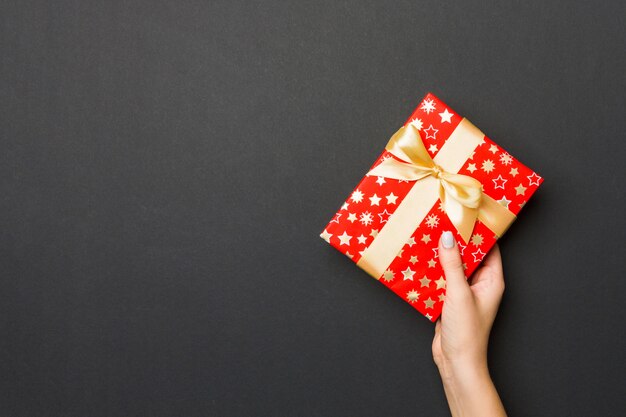 Femme donne la boîte-cadeau de la Saint-Valentin avec un arc doré