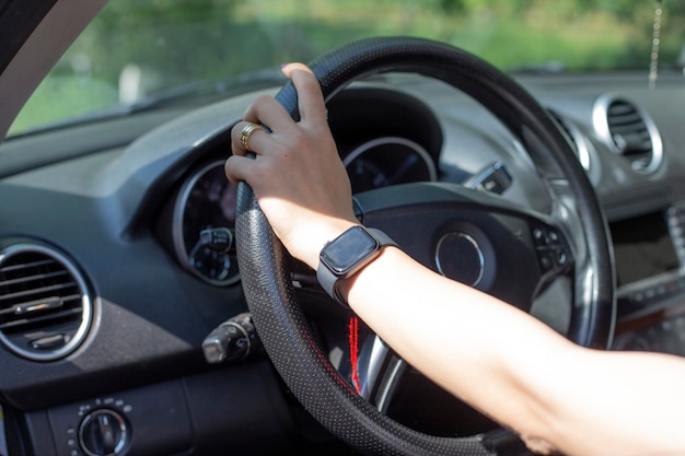 une femme donne un volant de voiture