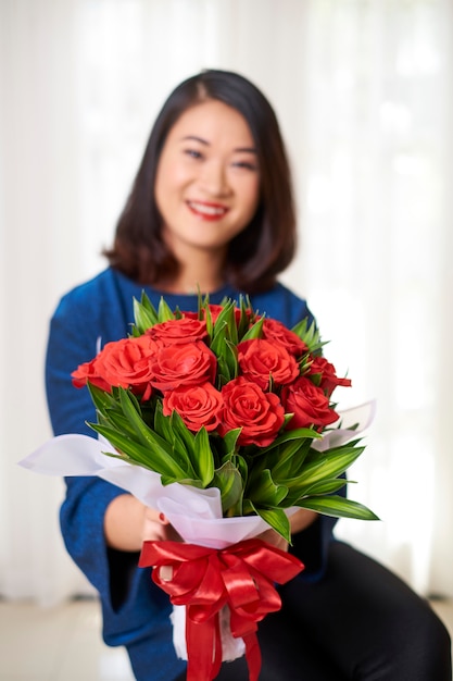 Femme, Donner, fleur, Bouquet