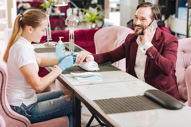 Femme, donner, manucure, et, gai, homme mûr, conversation téléphone