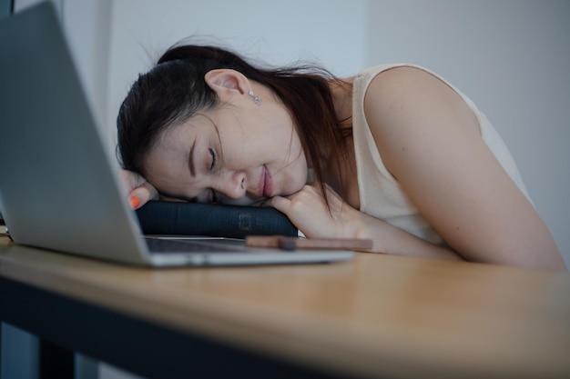 Femme dormant avec la bible se coucher avec confiance en Dieu concept chrétien