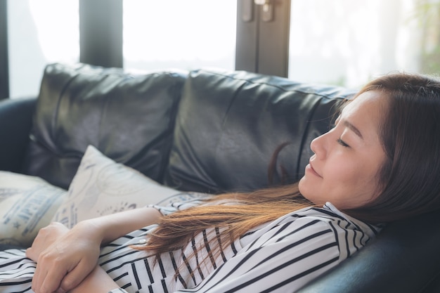 Femme dormir sur le canapé