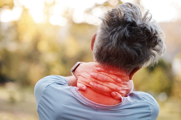 Photo femme douleur au cou et mains sur blessure rouge après l'exercice de course et d'entraînement cardio en plein air avec stress d'épuisement et problème de santé personne âgée dans la nature pour courir avec un massage après un accident corporel