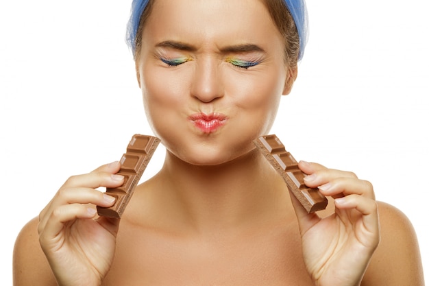 Photo femme en doute de manger un chocolat