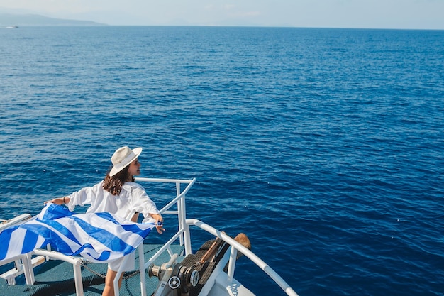 Femme avec le drapeau de la grèce au bateau de croisière l'île de lefkada grèce