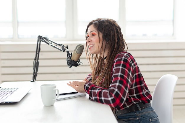 femme avec des dreadlocks et des lunettes travaillant à la radio