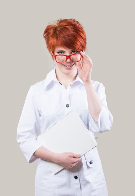 Femme drôle en blouse de laboratoire